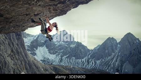 Cliffhanger è un film thriller d'azione americano in uscita che funge da reboot del film del 1993. Diretto da Jaume Collet-Serra, è interpretato da Lily James, Nell Tiger Free, Franz Rogowski e Pierce Brosnan. Foto Stock