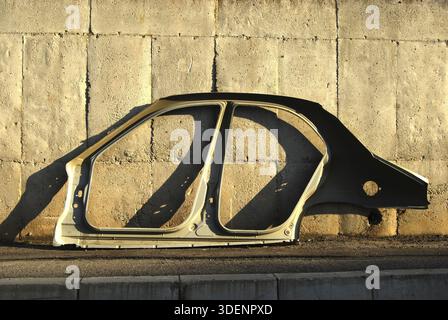 Elemento laterale telaio parte auto isolato su parete in calcestruzzo Foto Stock