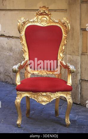 L'imperatore trono realizzati con oro e velluto rosso Foto Stock