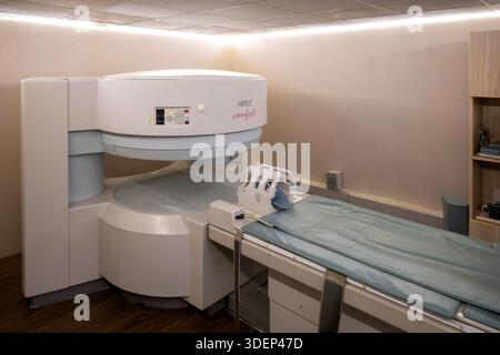 Karachi, Pakistan - macchina per MRI Hitachi Airis II comfort in laboratorio Foto Stock