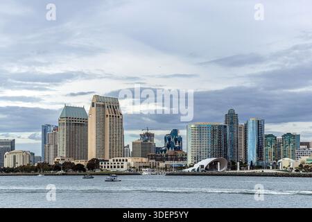 Skyline di San Diego, lungomare del centro di San Diego sulla baia di San Diego sotto un cielo grigio e lunare Foto Stock