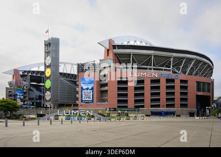 Seattle - 27 aprile 2025; stadio sportivo Lumen Field di Seattle con cartellonistica sponsorizzata e North Tower Foto Stock