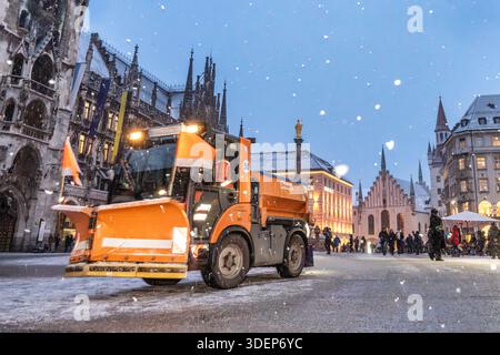 Schneefall am Marenplatz, der Winterdienst verteilt Streugut auf dem Platz, um die Glättegefahr zu bannen, München, 8. Januar 2026 Deutschland, München, 8. 2026 gennaio, Schneefall am Marienplatz, der Winterdienst streut den Platz, um die Glättegefahr zu mindern, Sturmtief Elli kündigt sich an, Schnee und Glatteis in der Altstadt, Glättegefahr, Schnne bei 0 Grad in der Stadt, Kältewelle, Winterwetter, Winter, Bayern, *** nevicata a Marenplatz, il servizio invernale spalma la sabbia sulla piazza per ridurre il pericolo di scivolamento, Monaco, 8 gennaio 2026 Germania, Monaco di Baviera, 8 gennaio 2026, nevicata A. Foto Stock