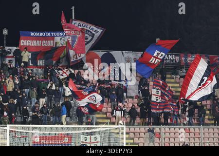 Tifosi del Cagliari durante la partita di serie A tra Cremonese e Cagliari allo stadio Giovanni Zini di Cremona, Italia. 8 gennaio 2026. Sport - calcio . (Foto di Alberto Mariani/Lapresse) credito: LaPresse/Alamy Live News Foto Stock