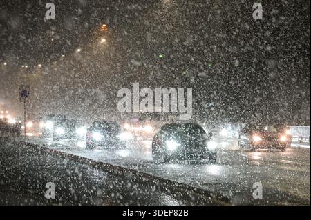 Belgrave Middleway, Birmingham 8 gennaio 2026 - la tempesta Goretti ha colpito il centro di Birmingham con una fitta neve che si è stabilizzata velocemente giovedì 8 gennaio sera, questo mostra Belgrave Middleway, parte della tangenziale della città. Si prevede che la tempesta porti tra i 15 e i 25 cm nella regione poiché è unita a forti venti che creano condizioni simili a quelle di una bufera. Crediti: British News and Media/Alamy Live News Foto Stock