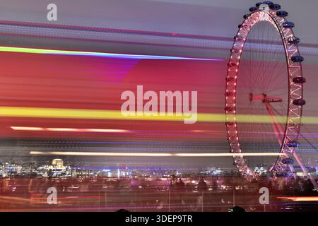 Il London Eye e un autobus rosso sul Westminster Bridge, Londra Regno Unito. 22 dicembre 2025 Foto Stock