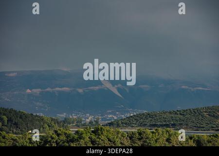 Un'ampia vista panoramica vicino a Valona, Albania, catturata il 25 agosto 2025. La fitta pineta verde si estende in primo piano Foto Stock