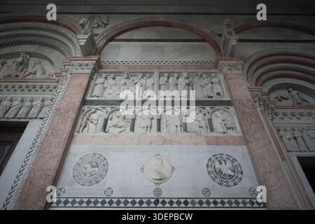 Dettaglio esterno di un elemento in legno intarsiato all'ingresso del portico della Cattedrale di San Martino, della Cattedrale di Lucca, Toscana, Italia Foto Stock