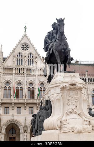 Statua di Gyula Andrássy in Piazza Kossuth, presso l'edificio del Parlamento ungherese, a Budapest, Ungheria. Foto Stock