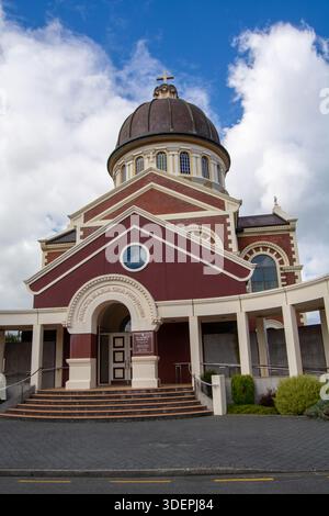 Grande chiesa con cupola e dettagli architettonici Foto Stock