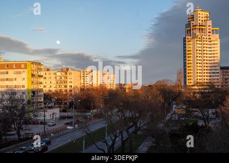 Quartiere residenziale di Bratislava all'ora d'oro con torri di appartamenti illuminate dalla luce del tramonto e dalla luna nel cielo, il paesaggio urbano della capitale slovacca. Foto Stock