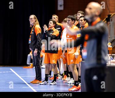 ALMERE - allenatore olandese Staffan Olsson (L) durante la partita di pallamano della Golden League tra Paesi Bassi e Grecia. I giocatori di pallamano si stanno preparando per il Campionato europeo. SEM VAN DER WAL / ANP Foto Stock
