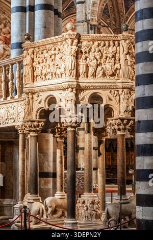 PISA, ITALIA - 5 NOVEMBRE 2025: Il pulpito di marmo di Giovanni Pisano si trova all'interno della Cattedrale di Pisa, un capolavoro gotico con leoni scolpiti e biblica Foto Stock