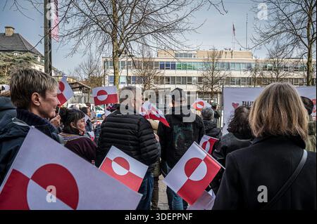 I manifestanti tengono bandiere mentre partecipano a una manifestazione di fronte all'ambasciata degli Stati Uniti a Copenaghen contro il vicepresidente JD Vance in visita in Groenlandia, Foto Stock