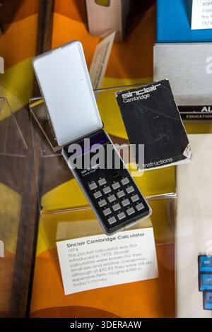 UK Made Pocket-size calculator , Sinclair Cambridge Calculator 1973 e il suo manuale di istruzioni Foto Stock