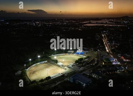WILLEMSTAD - i giocatori di baseball dei Brievengat Grey stanno giocando una partita al Veld di Suvvek di Willemstad, partecipando a una lega giovanile di baseball. Curacao sta affrontando tensioni militari a seguito dell'attacco degli Stati Uniti al Venezuela. Durante l'attacco, il presidente venezuelano Nicolás Maduro è stato arrestato dai commando statunitensi a Caracas e deportato negli Stati Uniti. RAMON VAN FLYMEN / ANP netherlands Out - belgio Out Foto Stock