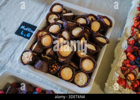 cupcake per matrimoni decorati con candele a forma di cuore. Bar di dolci per matrimoni. Foto Stock