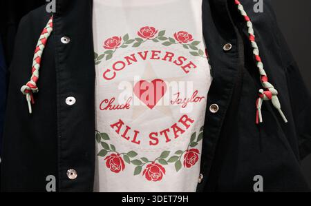 Penang, Malesia - 16 ottobre 2025: La camicia Converse Chuck Taylor All Star presenta un design grafico rosso con cuore e rosa. Viene visualizzato in nero Foto Stock