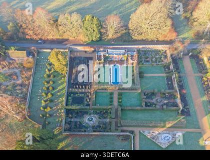 veduta aerea dei giardini formali della casa in legno del sussex occidentale Foto Stock