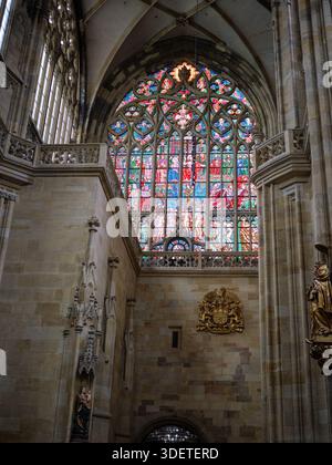 Magnifica ampia vetrata colorata con narrazioni bibliche e figure colorate nella Cattedrale di San Vito, Praga - Cechia. Foto Stock