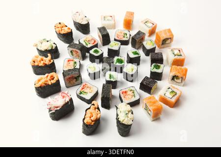 Set di sushi, maki e panini isolati su sfondo bianco Foto Stock
