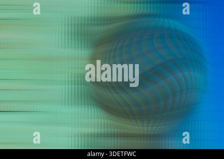 Sfera verde e blu astratta con effetto glitch. Forma geometrica del pianeta 3D su sfondo digitale. Foto Stock