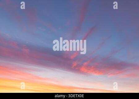 Incredibile cielo rosa al tramonto e nuvole in serata a Norfolk, Inghilterra Foto Stock
