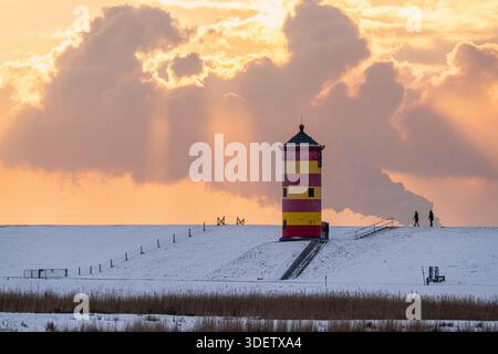 Pilsum, Germania - 13 febbraio 2025: Faro di Pilsum al tramonto nella Frisia orientale Foto Stock