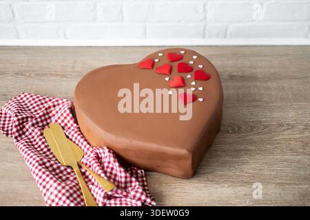 Biscotti di pan di zenzero a forma di cuore su un tavolo di legno Foto Stock
