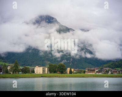 Svizzera, Engelberg con il lago Eugeni in primo piano Foto Stock