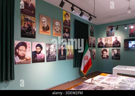 Interno dell'ex Ambasciata degli Stati Uniti a Teheran (Museo dello spionaggio) con ritratti di ufficiali militari iraniani e leader politici in carica Foto Stock