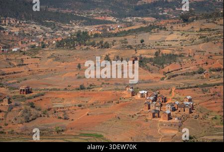 Scenario dall'autostrada RN7 da Ivato a Ranomafana negli altopiani centrali del Madagascar. Il paesaggio è caratterizzato da colline ondulate e montagne meticolosamente scolpite in vaste risaie a gradini, che riflettono le avanzate tecniche agricole del popolo Betsileo. Foto Stock