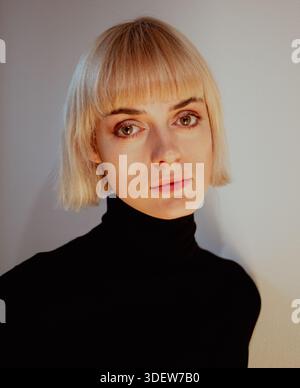 Giovane donna nella città di notte Foto Stock