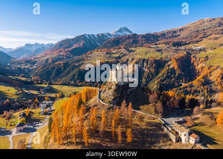 Vista aerea del castello di Tarasp in autunno. Tarasp, bassa Engadina, Cantone dei Grigioni, Svizzera, Europa. Foto Stock