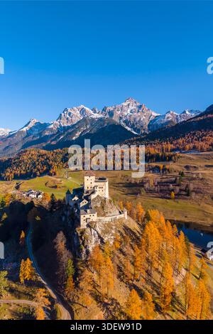 Vista aerea del castello di Tarasp in autunno. Tarasp, bassa Engadina, Cantone dei Grigioni, Svizzera, Europa. Foto Stock