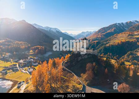 Vista aerea del castello di Tarasp in autunno. Tarasp, bassa Engadina, Cantone dei Grigioni, Svizzera, Europa. Foto Stock