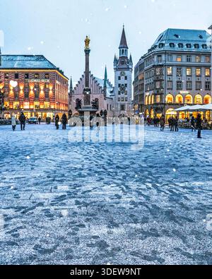 Spuren im Schnee, Fußspuren auf dem Marienplatz, Schneefall, München, 8. Januar 2026 Deutschland, München, 8. 2026 gennaio, Spuren im Schnee, Fußspuren auf dem verschneiten Marienplatz, Sturmtief Elli bringt Schnee und Glatteis in der Altstadt, Glättegefahr, Schnee bei 0 Grad in der Stadt, Kältewelle, Winterwetter, Winter, Bayern, *** piste nella neve, impronte su Marienplatz, nevicata, Monaco, 8 gennaio, 2026 Germania, Monaco di Baviera, 8 gennaio 2026, piste nella neve, impronte sulla innevata Marienplatz, Storm Elli porta neve e ghiaccio nero nel centro storico, pericolo di scivolamento, neve a 0 gradi Foto Stock