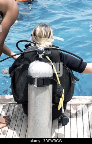 Ponte dell'istruttore di immersioni subacquee della barca a vela. Lezione di Diver Young Woman con lezione di tirocinante in mare aperto Foto Stock