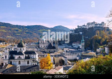 Vista autunnale della città di Salisburgo dal punto panoramico di Mönchsberg con la Fortezza di Hohensalzburg e la città vecchia con la Kollegienkirche, la cattedrale di Salisburgo, la chiesa francescana e l'arciabbazia di San Pietro, Salisburgo, la Terra di Salisburgo, Austria Foto Stock