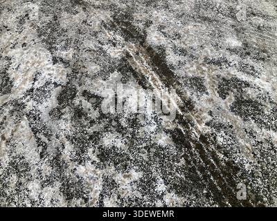 La strada invernale del Regno Unito si trasforma in una strada da neve semisciolta con cingoli per pneumatici Foto Stock