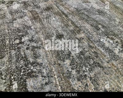 La strada invernale del Regno Unito si trasforma in una strada da neve semisciolta con cingoli per pneumatici Foto Stock