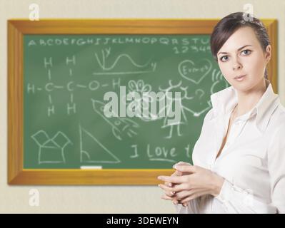 Giovane donna vicino alla lavagna con concetti di apprendimento Foto Stock