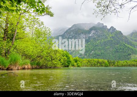 Paesaggio del lago Offensee in una giornata di pioggia in primavera, Salzkammergut, Austria, Europa Foto Stock