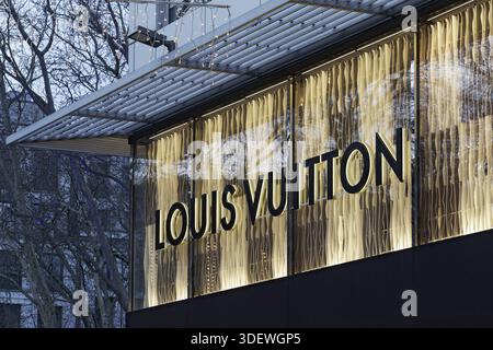 Logo Louis Vuitton sulla facciata illuminata, boutique Louis Vuitton an der Koe, shopping di lusso, Duesseldorf, Renania settentrionale-Vestfalia, Germania Foto Stock
