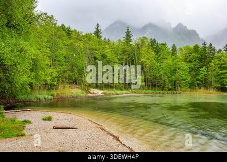Paesaggio del lago Offensee in una giornata di pioggia in primavera, Salzkammergut, Austria, Europa Foto Stock