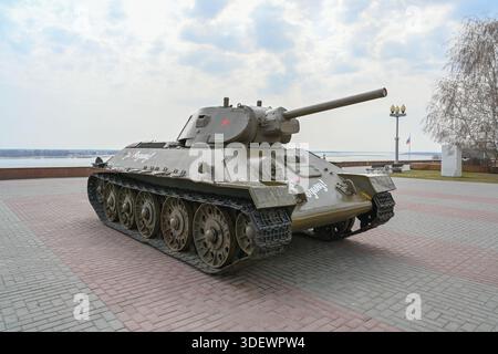 Carro armato T-34 sulla riva del fiume Volga a Volgograd. Foto Stock