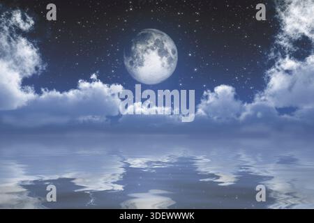 Luna piena tra nuvole sul mare Foto Stock