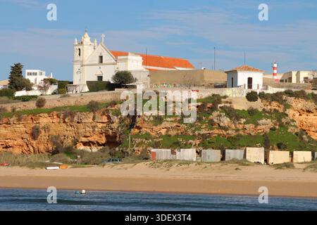 Igreja de Nossa Senhora da Conceição (Ferragudo), Ferragudo, vista dal fiume Arade, vicino a Portimao, Algarve, Portogallo Foto Stock