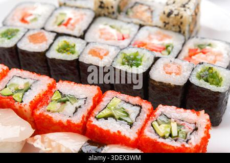 Set colorato di sushi e panini in primo piano Foto Stock
