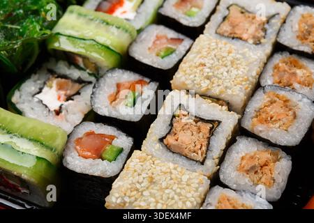 Primo piano su un colorato sushi set, sfondo Foto Stock